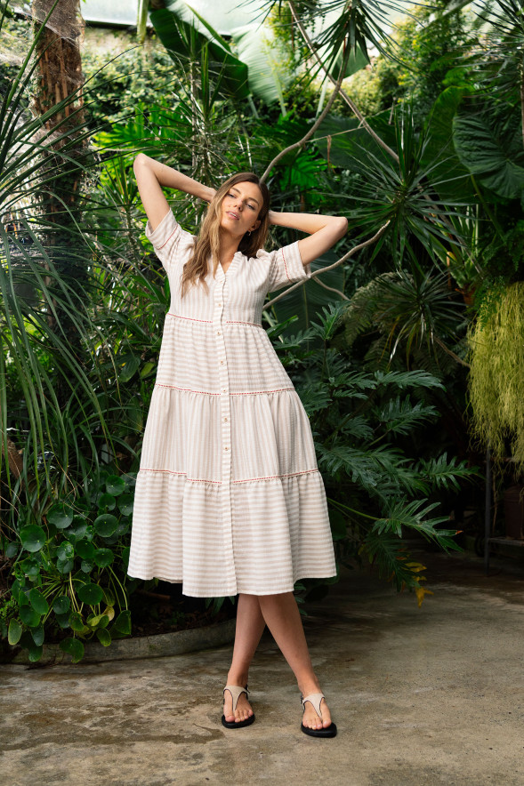 Vestido con volantes de rayas beige