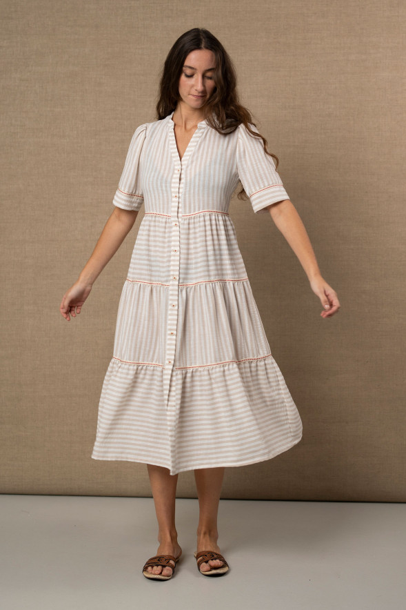 Vestido con volantes de rayas beige