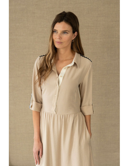 Vestido camisero beige con cinturón