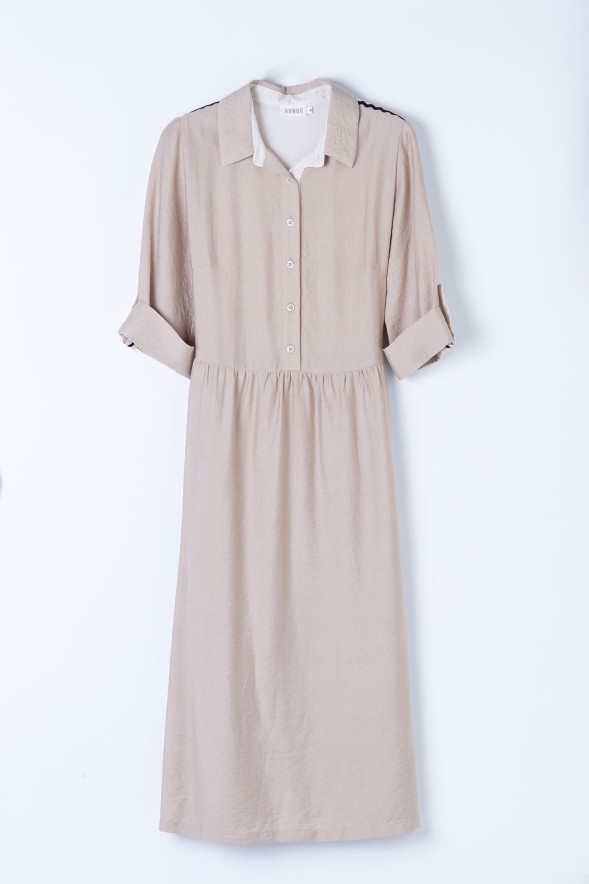 Vestido camisero beige con cinturón