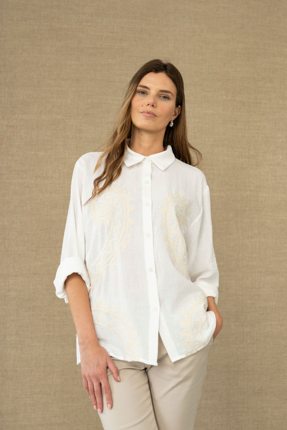 Camisa blanca bordada