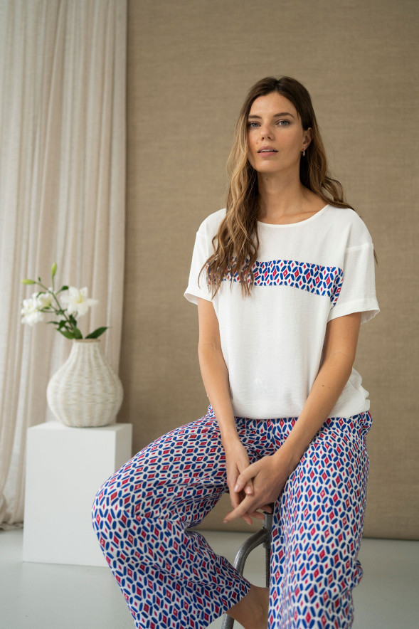 Blusa blanca con banda estampada