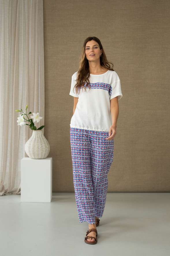 Blusa blanca con banda estampada