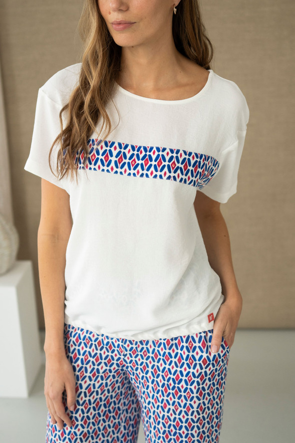 Blusa blanca con banda estampada