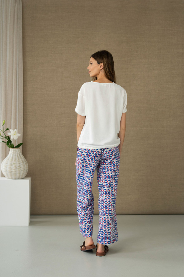 Blusa blanca con banda estampada