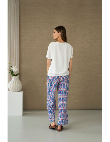 Blusa blanca con banda estampada
