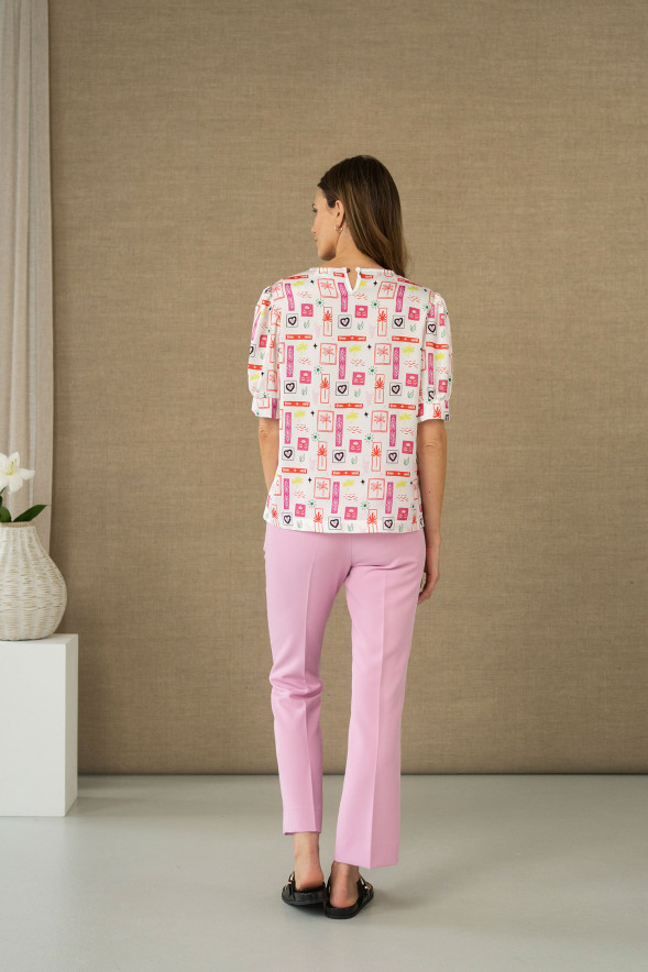 Blusa fluida estampada multicolor con manga ligeramente abullonada