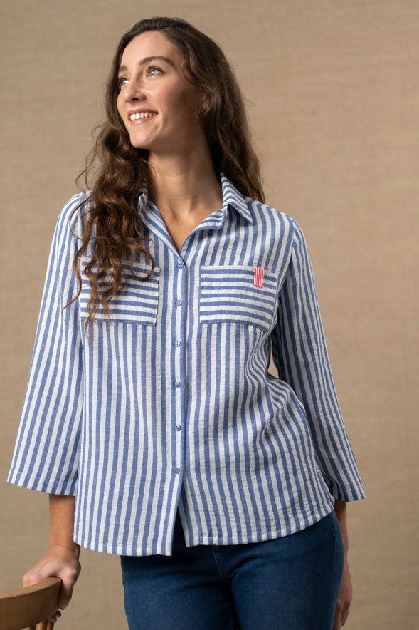 Camisa de rayas azules con bolsillos frontales