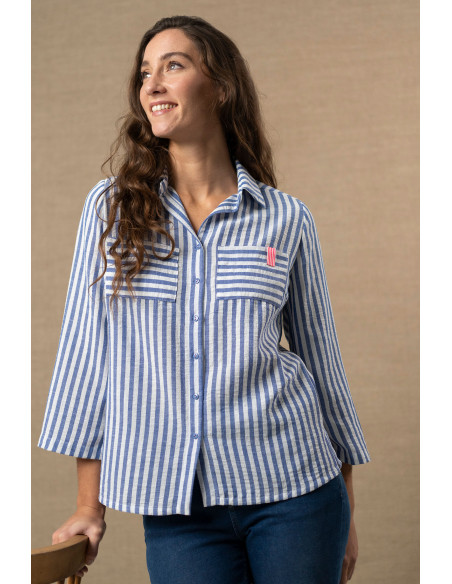 Camisa de rayas azules con bolsillos frontales