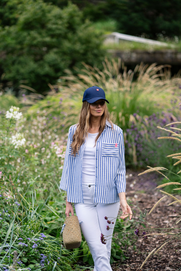 Camisa de rayas azules con bolsillos frontales