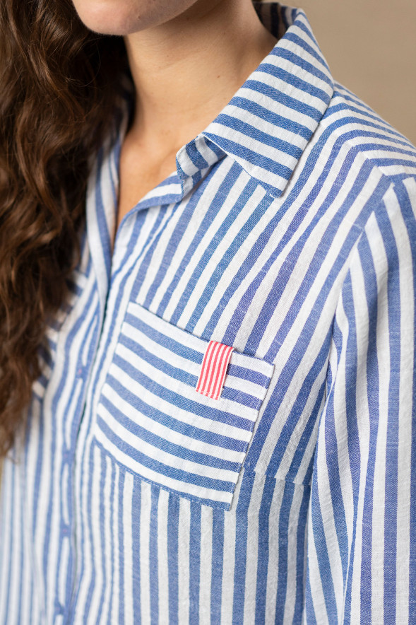 Camisa de rayas azules con bolsillos frontales