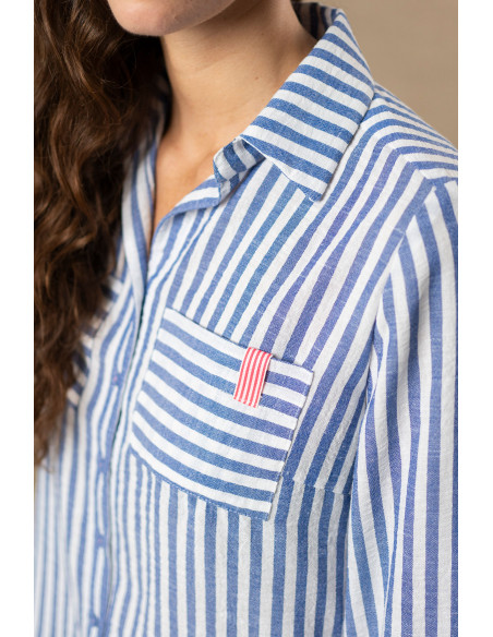 Camisa de rayas azules con bolsillos frontales