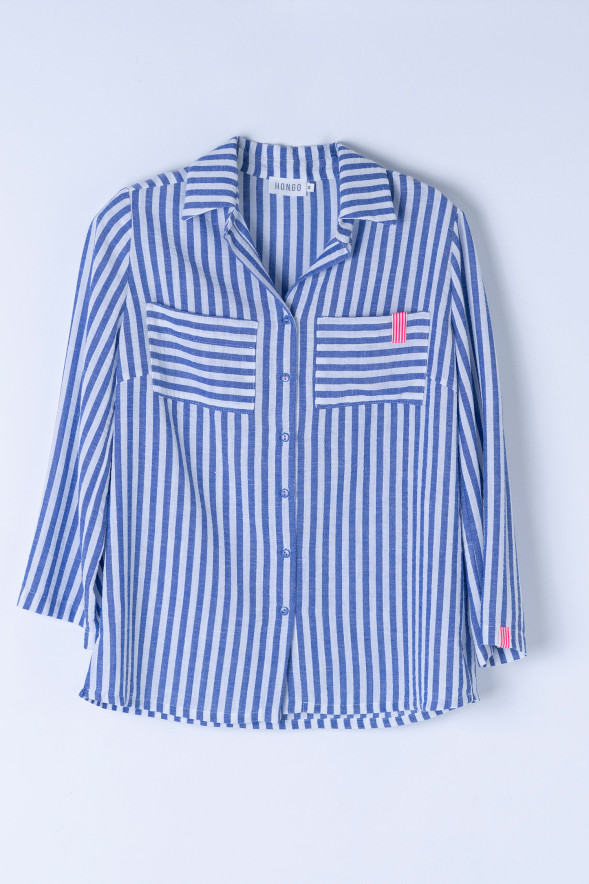 Camisa de rayas azules con bolsillos frontales