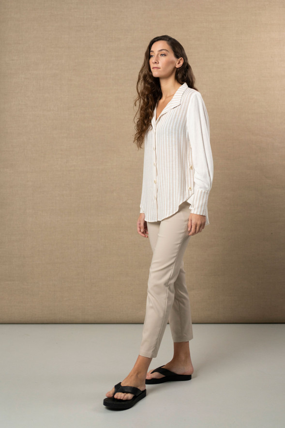 Camisa fluida bicolor de rayas beige con botones laterales