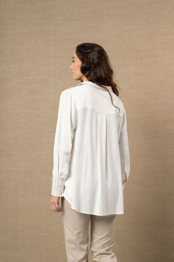 Camisa fluida bicolor de rayas beige con botones laterales