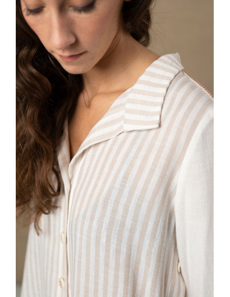 Camisa fluida bicolor de rayas beige con botones laterales