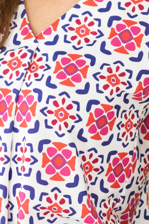 Camiseta estampada multicolor con escote pico