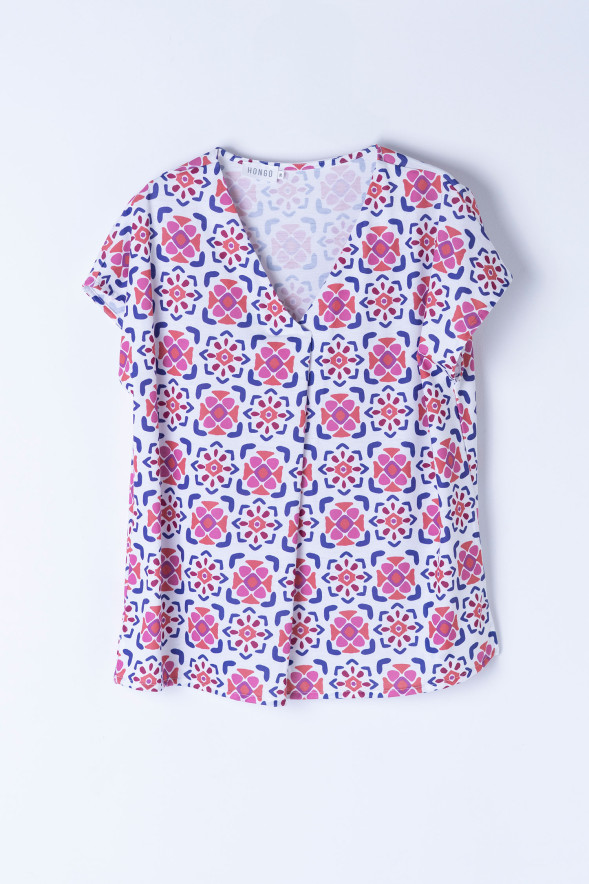 Camiseta estampada multicolor con escote pico