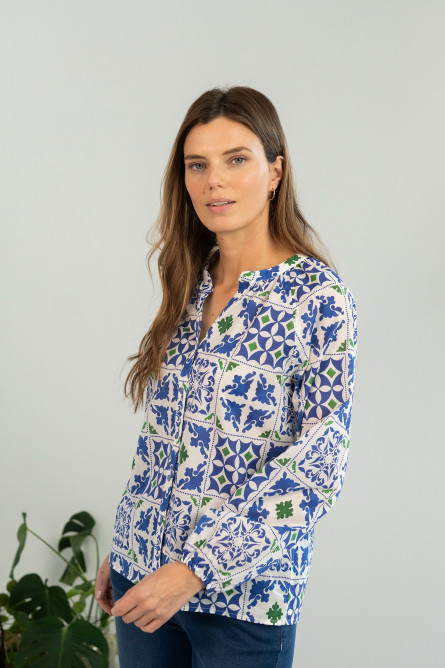 Camisa estampada en azul y verde