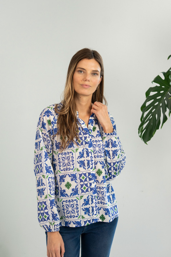 Camisa estampada en azul y verde