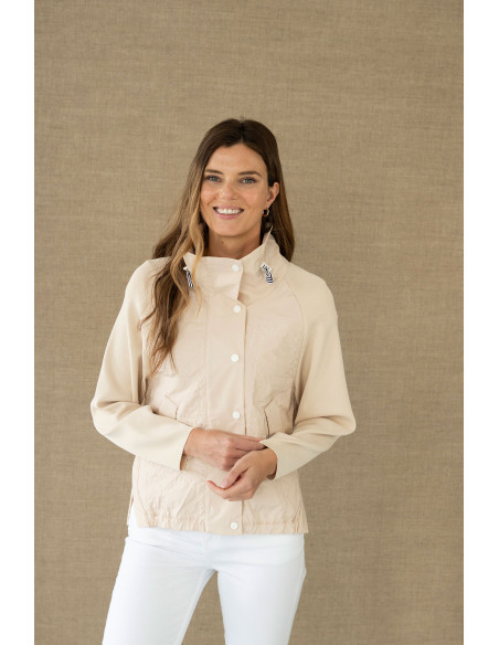 Parka corta beige combinada