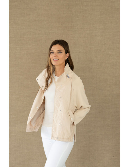 Parka corta beige combinada