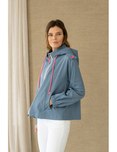 Parka corta azul con capucha y detalles en contraste