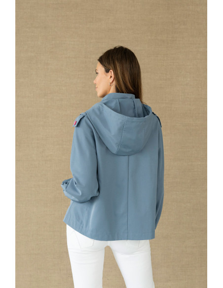 Parka corta azul con capucha y detalles en contraste