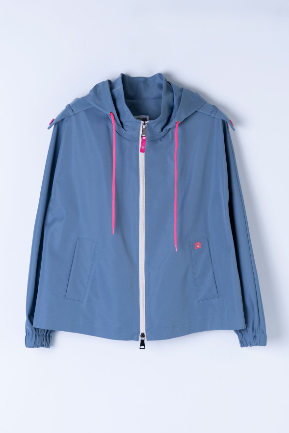 Parka corta azul con capucha y detalles en contraste