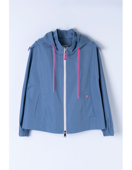Parka corta azul con capucha y detalles en contraste