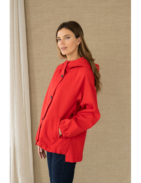 Parka roja con capucha y bajo asimétrico