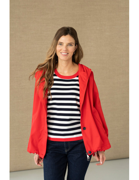 Parka roja con capucha y bajo asimétrico