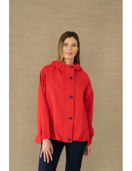 Parka roja con capucha y bajo asimétrico
