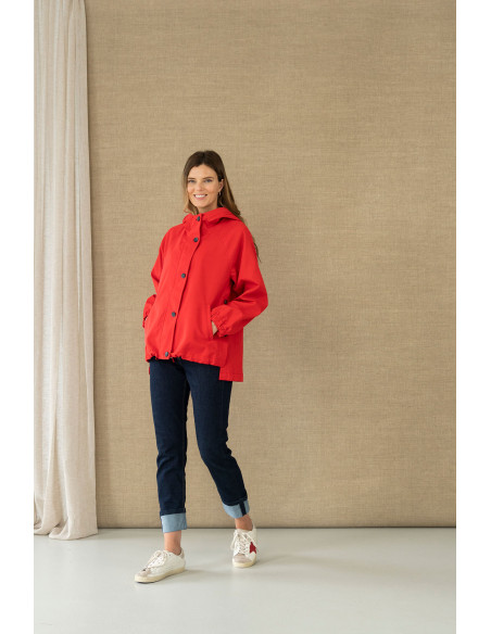 Parka roja con capucha y bajo asimétrico