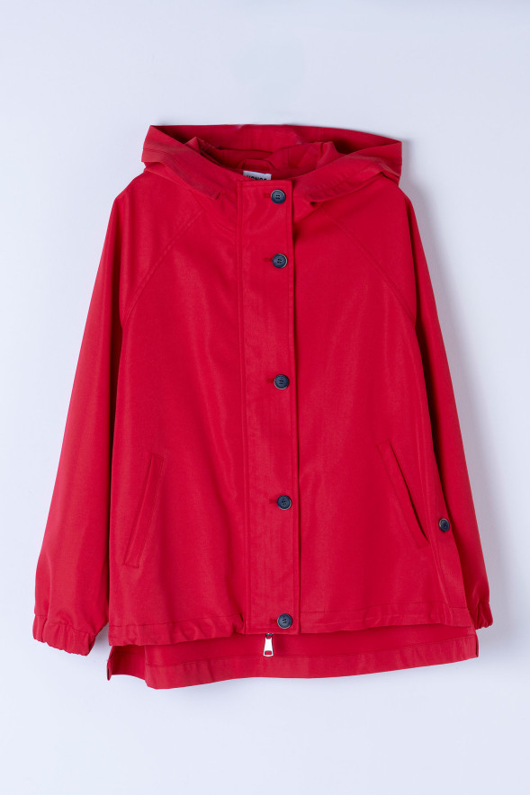 Parka roja con capucha y bajo asimétrico