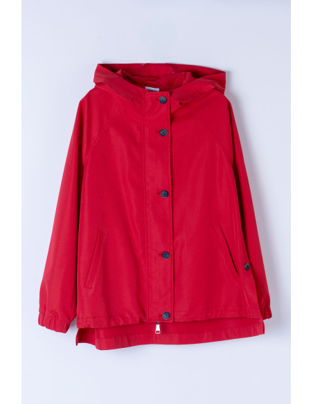 Parka roja con capucha y bajo asimétrico