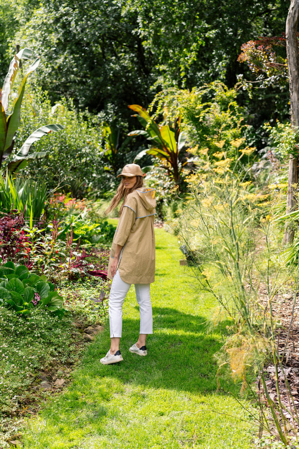 Parka larga con capucha en beige