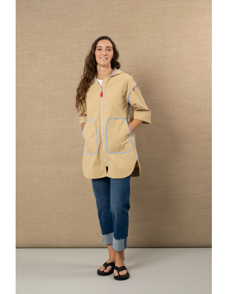 Parka larga con capucha en beige