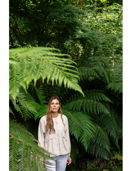 Chaqueta corta beige con bajo efecto globo