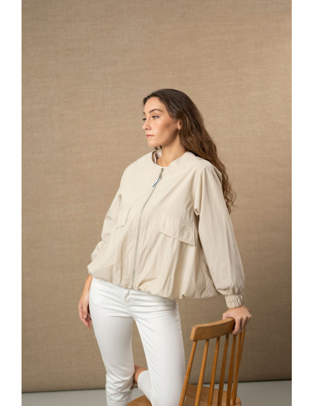 Chaqueta corta beige con bajo efecto globo