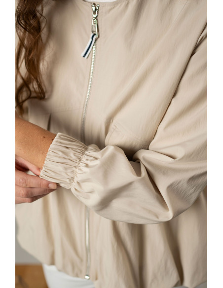 Chaqueta corta beige con bajo efecto globo