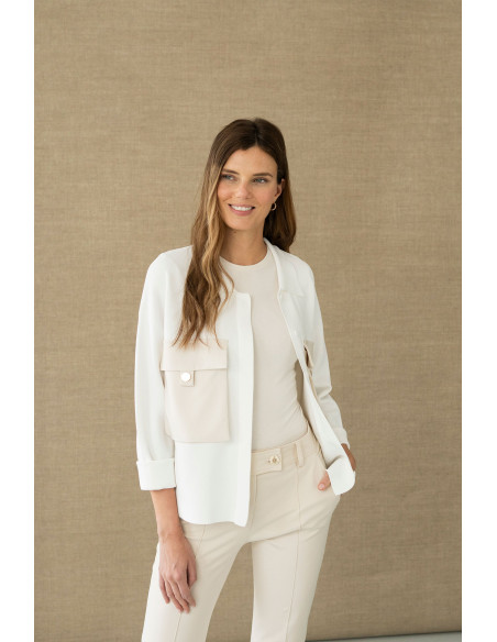 Chaqueta corta en blanco con bolsillos plastrones