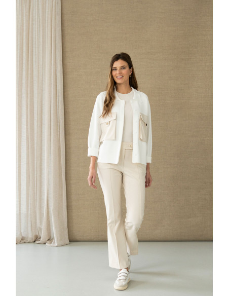 Chaqueta corta en blanco con bolsillos plastrones