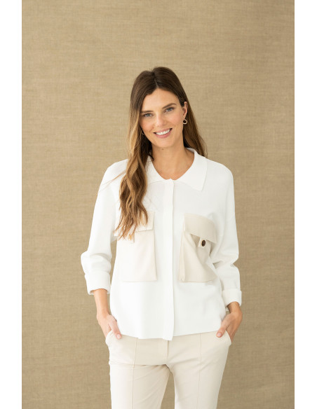 Chaqueta corta en blanco con bolsillos plastrones