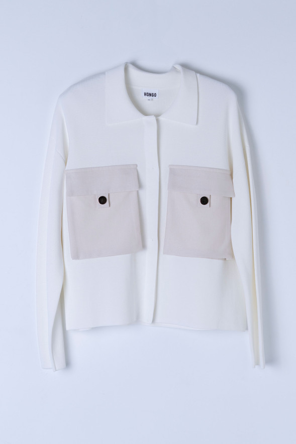 Chaqueta corta en blanco con bolsillos plastrones