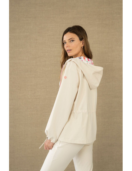 Chaqueta con capucha y cremallera