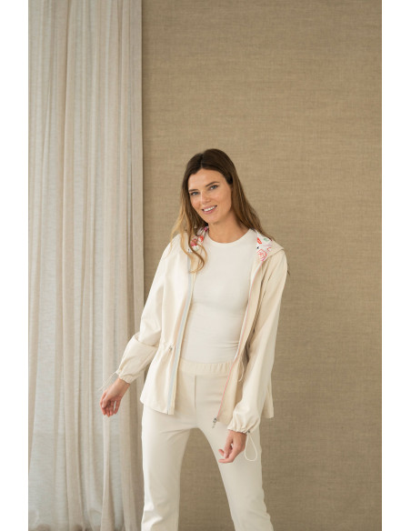 Chaqueta con capucha y cremallera