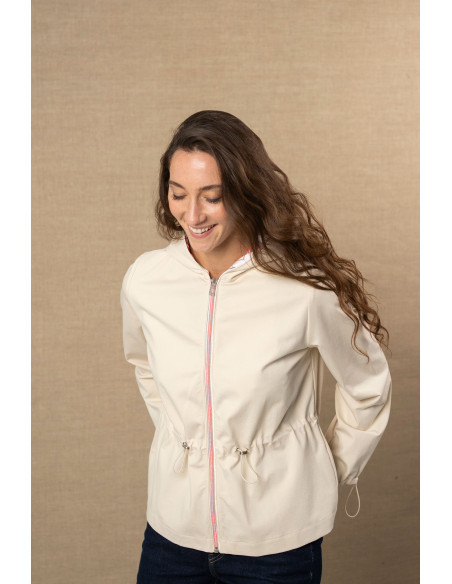 Chaqueta con capucha y cremallera