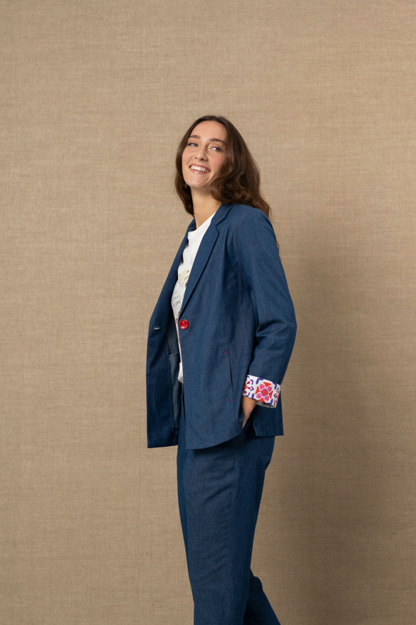 Blazer denim con detalles en contraste