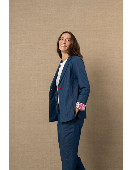 Blazer denim con detalles en contraste